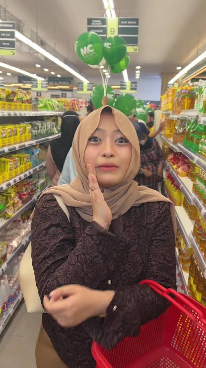 Anak Sandwich berbelanja